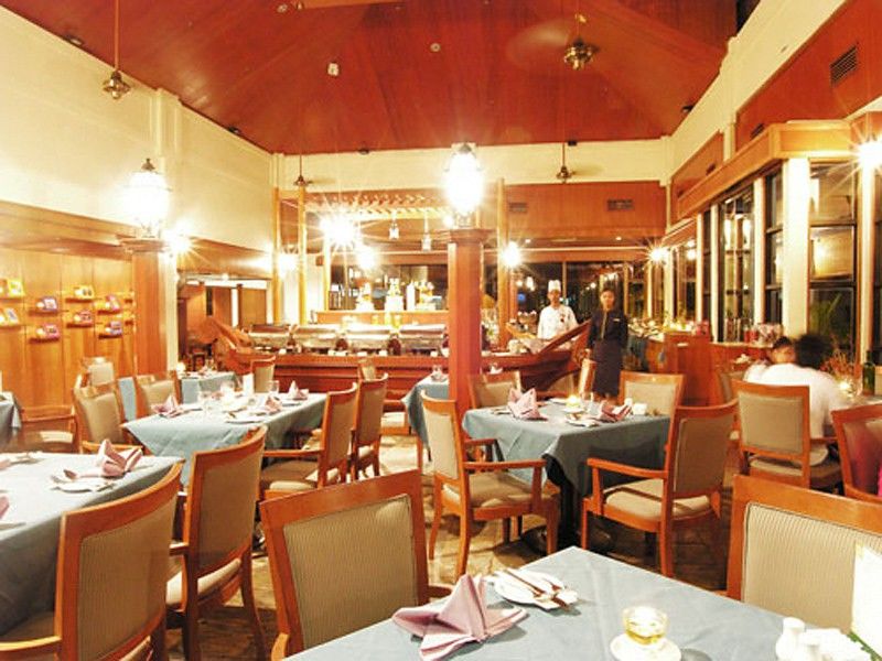 샌드&샌달스 데사루 비치 리조트&스파 외부 사진 Interior of a restaurant in Bangkok, Thailand