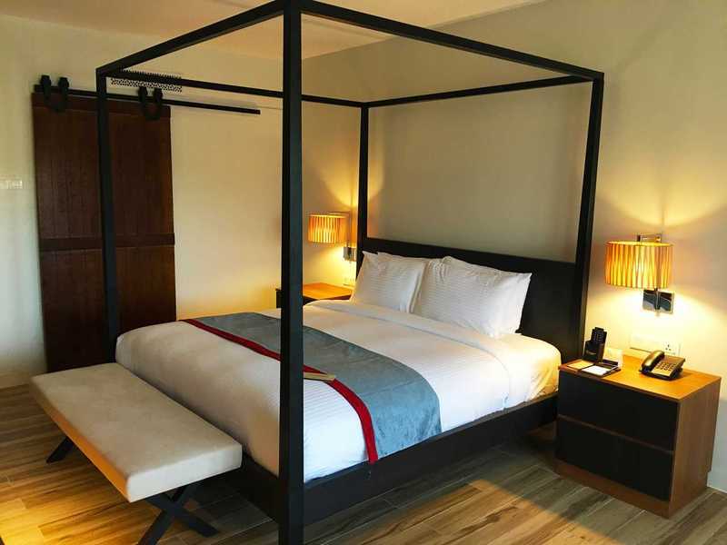 샌드&샌달스 데사루 비치 리조트&스파 외부 사진 A four-poster bed