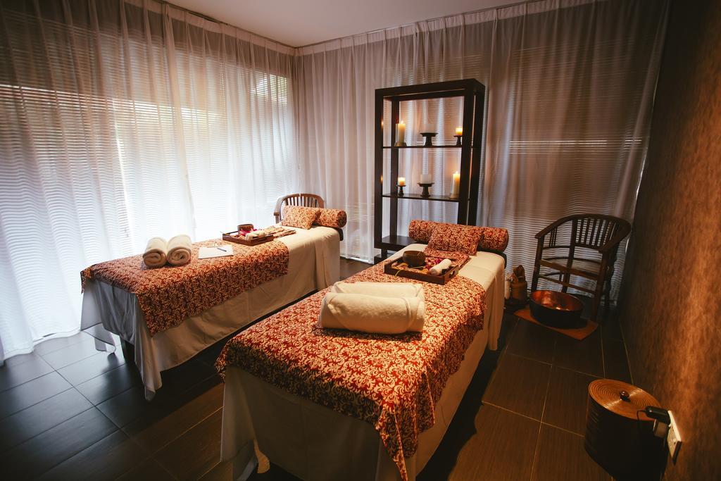 샌드&샌달스 데사루 비치 리조트&스파 외부 사진 A spa treatment room