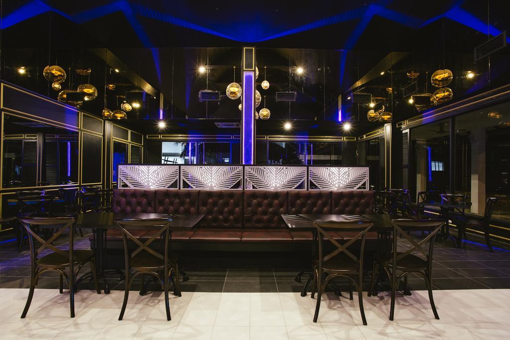 샌드&샌달스 데사루 비치 리조트&스파 외부 사진 The interior of the restaurant