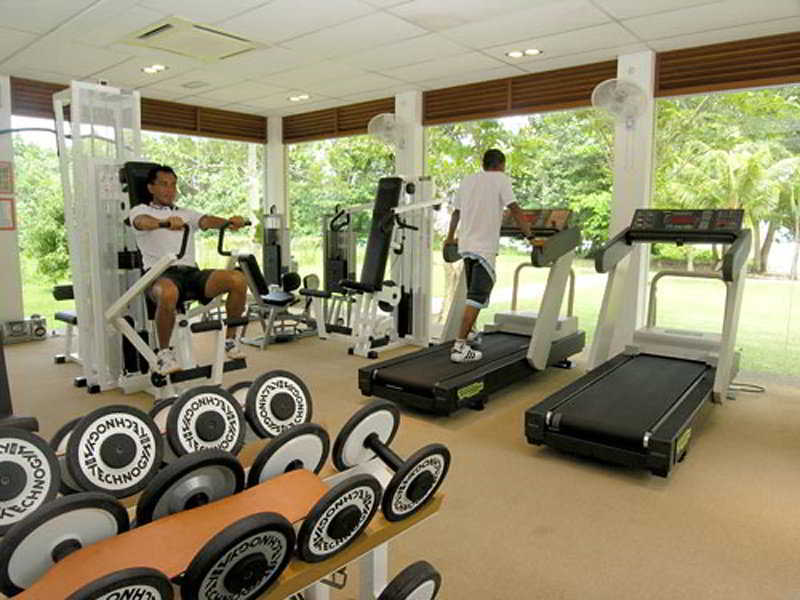 샌드&샌달스 데사루 비치 리조트&스파 외부 사진 A gym at a resort
