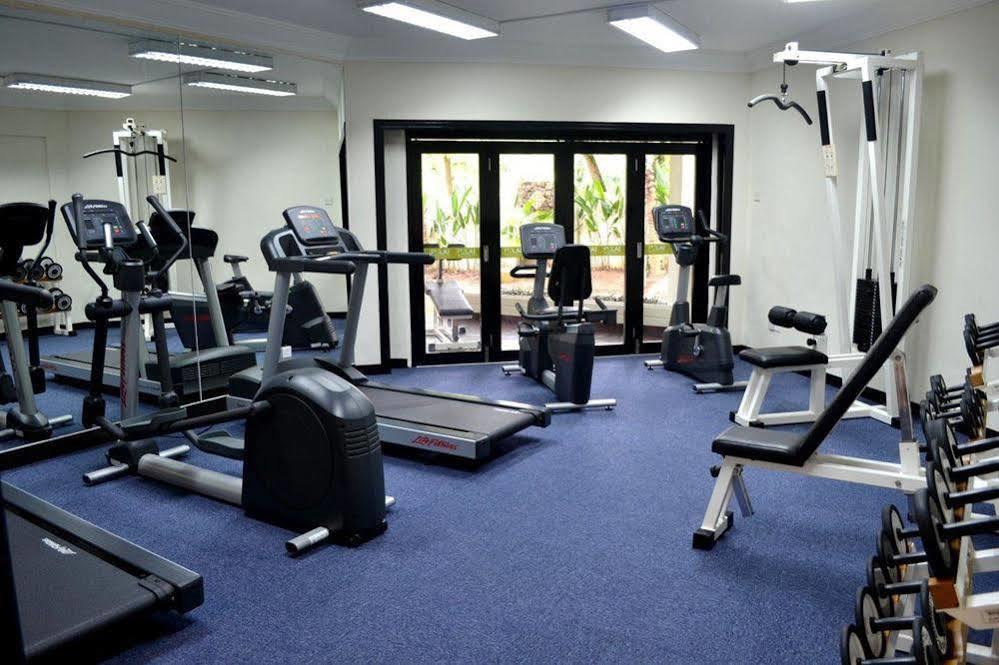 샌드&샌달스 데사루 비치 리조트&스파 외부 사진 A gym in a hotel